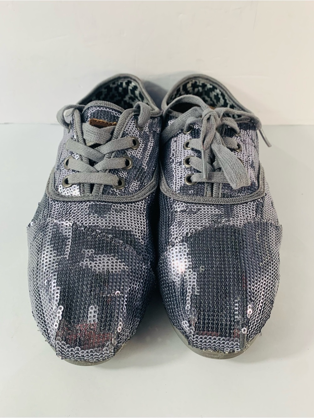 TOMS Womens 8.5 Pewter Sequin Lace Up Sneakers Silver Sparkle Cordones glitter